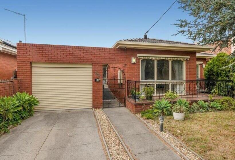 バス共有のスタンダードルーム, Pyne House