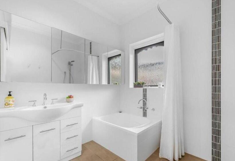 スタンダードルーム, Pyne House