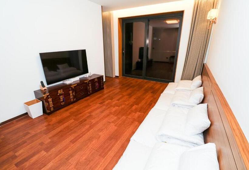 חדר דלוקס לארבעה, Luel