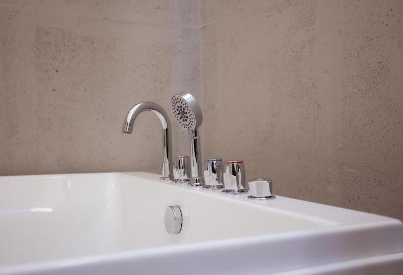 带按摩浴盆的套房, Luel