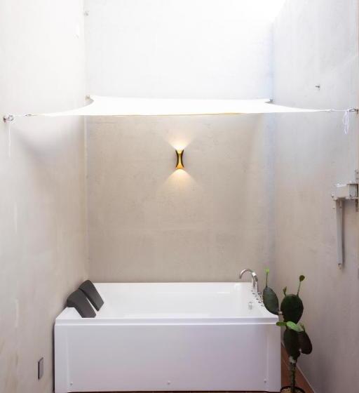 带按摩浴盆的套房, Luel