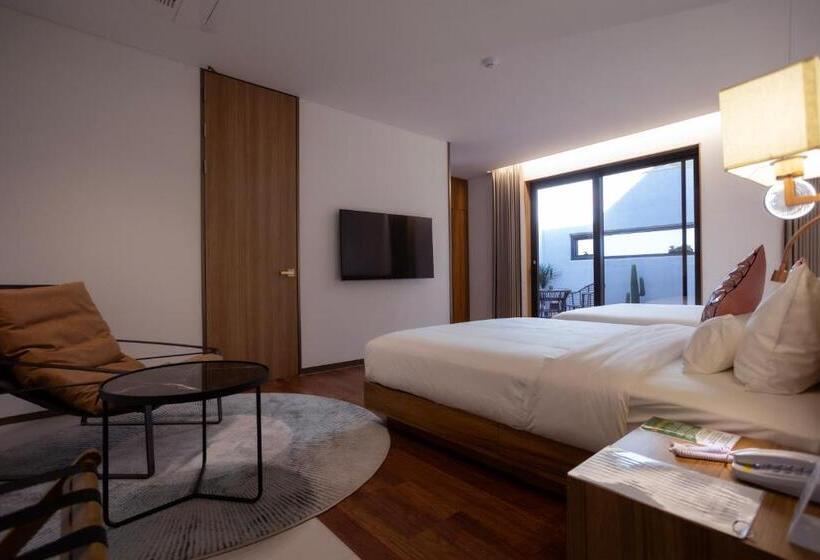 带按摩浴盆的套房, Luel