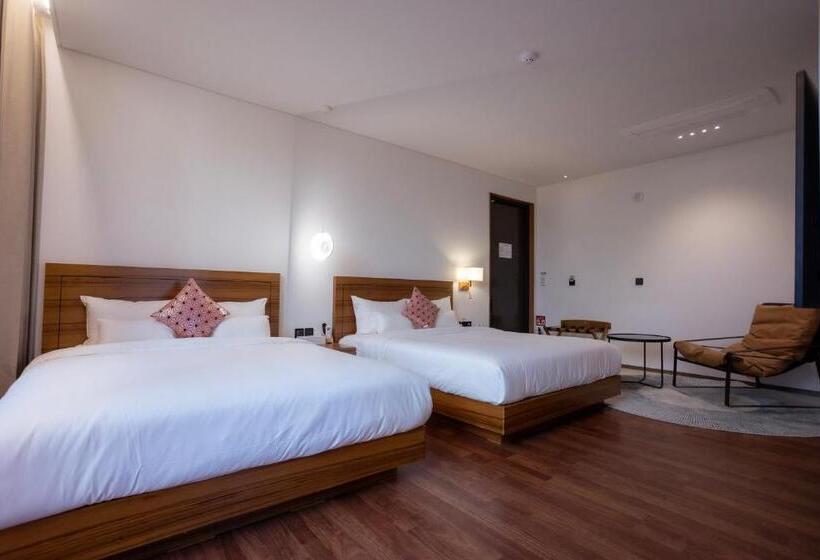 带按摩浴盆的套房, Luel