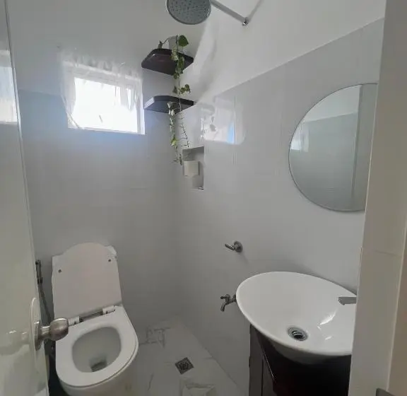 اتاق خانوادگی با چشم‌انداز باغ, Rich Vania Suites