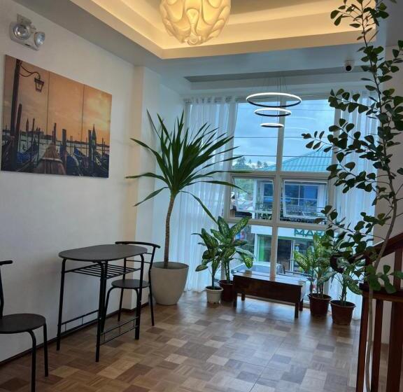 اتاق خانوادگی با چشم‌انداز باغ, Rich Vania Suites