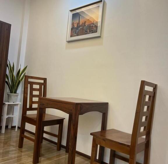 اتاق خانوادگی با چشم‌انداز باغ, Rich Vania Suites