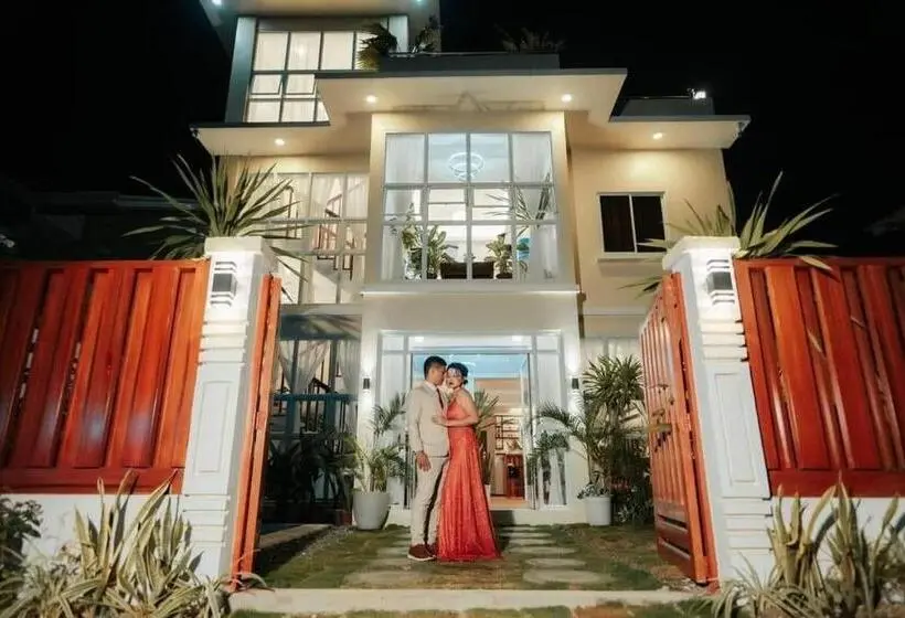 اتاق استاندارد سه تخته با چشم‌انداز باغ, Rich Vania Suites
