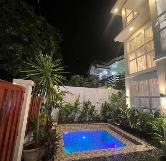 اتاق لوکس با چشم‌انداز باغ, Rich Vania Suites