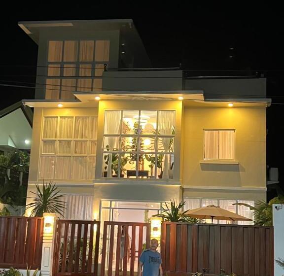 اتاق استاندارد سه تخته با چشم‌انداز باغ, Rich Vania Suites