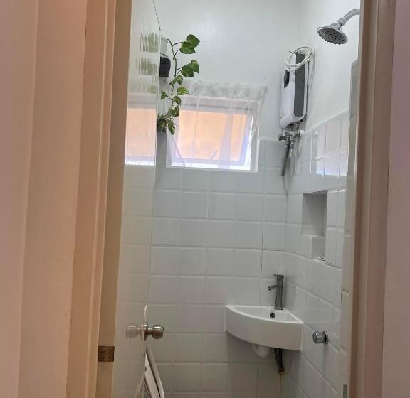 اتاق استاندارد سه تخته با چشم‌انداز باغ, Rich Vania Suites