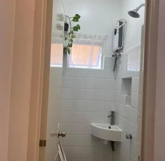 اتاق استاندارد سه تخته با چشم‌انداز باغ, Rich Vania Suites