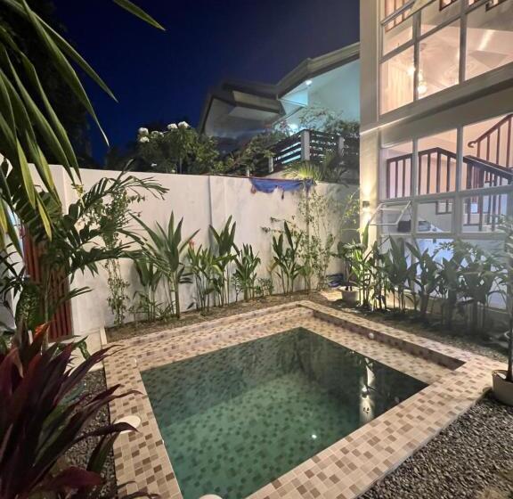 اتاق استاندارد سه تخته با چشم‌انداز باغ, Rich Vania Suites