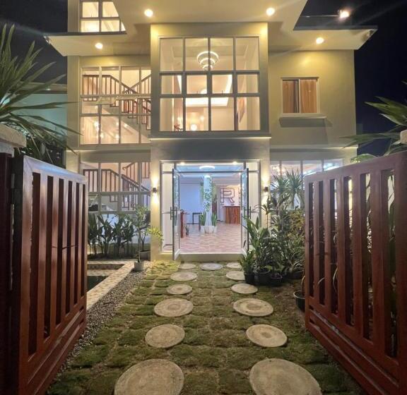 اتاق استاندارد سه تخته با چشم‌انداز باغ, Rich Vania Suites