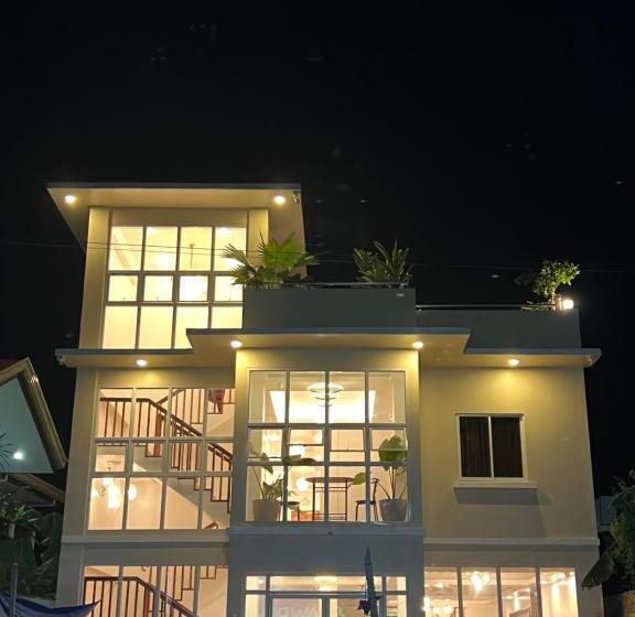 اتاق لوکس با چشم‌انداز باغ, Rich Vania Suites