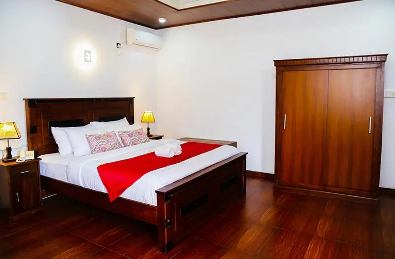 Camera Tripla Deluxe, Sara