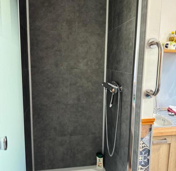 חדר סטודיו סטנדרד, Laetitia Et Claude