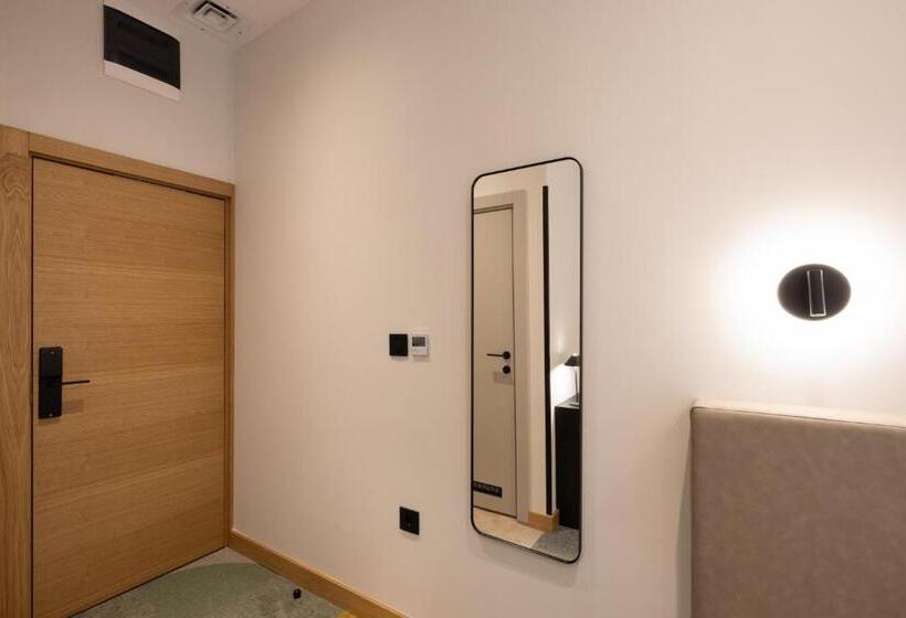 سوییت جونیور, Hop Inn Rooms & Suites
