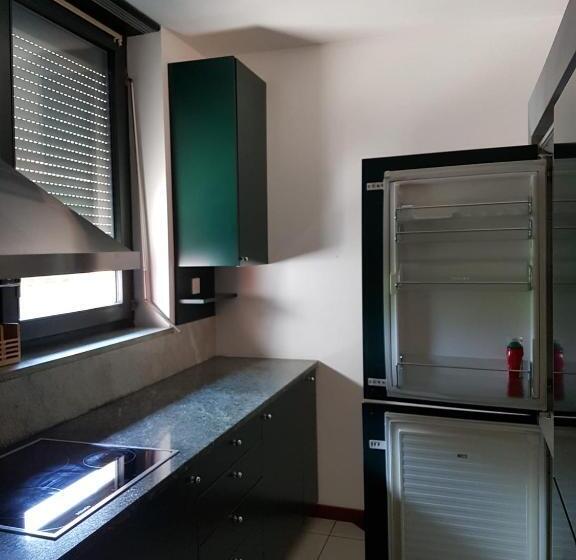 הכלכלה חדר לארבעה עם מקלחת משותפת, Yellow House Guest House