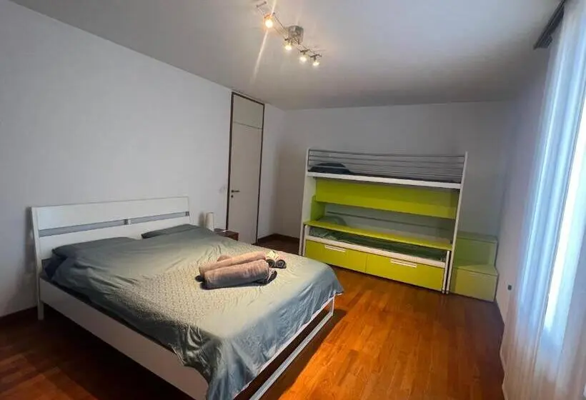 Neljän hengen Economy-huone jaetulla kylpyhuoneella, Yellow House Guest House