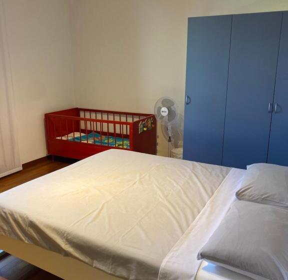 Четырехместный номер эконом класса с общей ванной комнатой, Yellow House Guest House