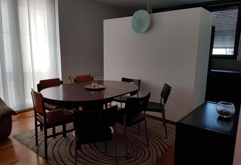 شقة غرفة واحدة, Yellow House Guest House