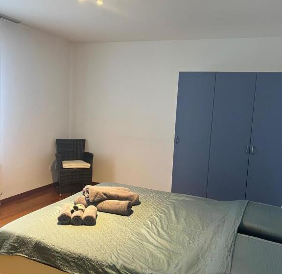 شقة غرفة واحدة, Yellow House Guest House