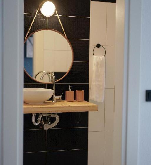 اتاق خانوادگی, Lb Boutique