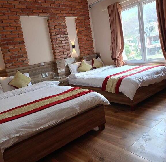 اتاق استاندارد با بالکن, Highway 75