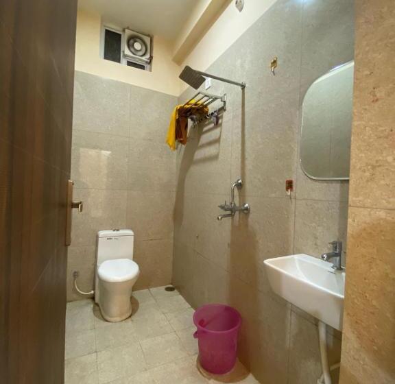 三人经典房间, Oyo N R Guest House