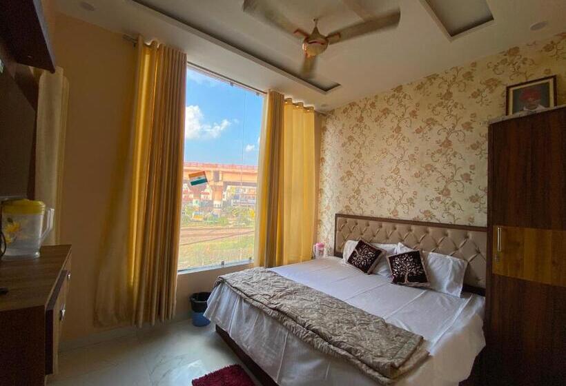 三人经典房间, Oyo N R Guest House