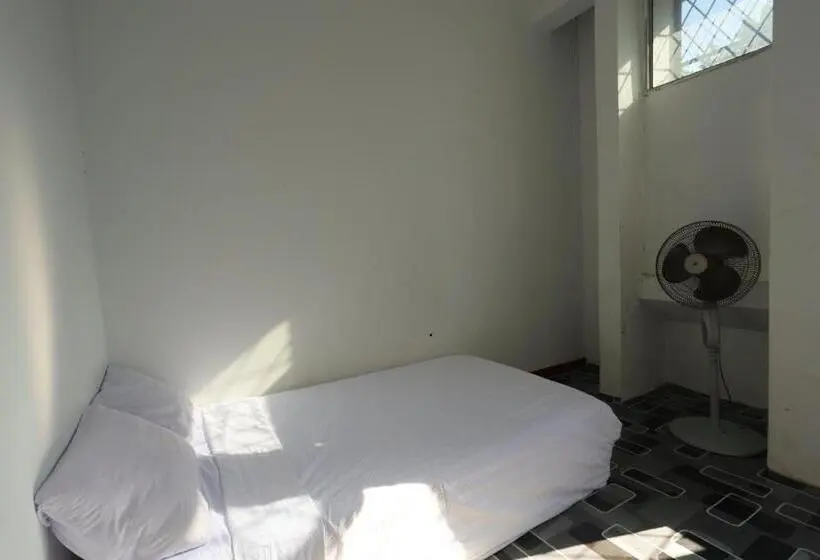 Superior Yhden Hengen Huone, Spot On 93312 Homestay Orange