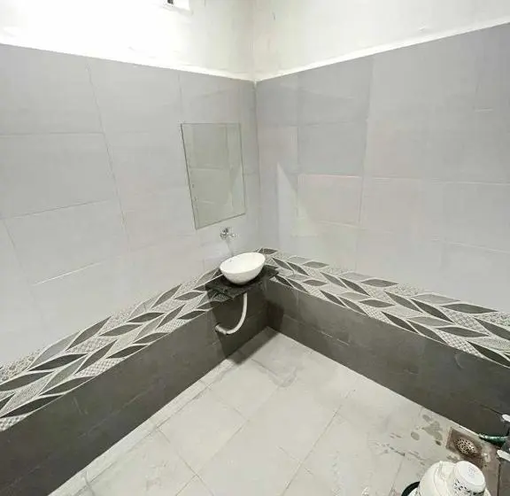 Classic Kolmen Hengen Huone, Oyo Hotel Nature Peak
