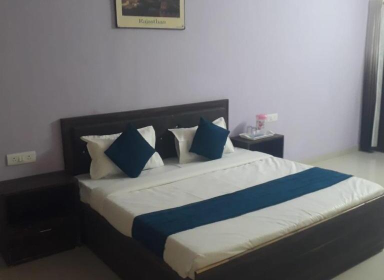 デラックスルーム, O Girdharwal Resort