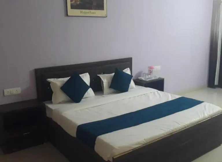 Economy-huone, O Girdharwal Resort