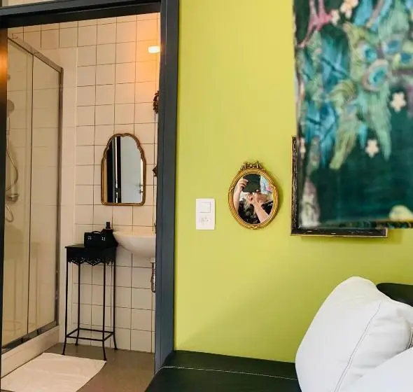Classic Neljän Hengen Huone, De Lotuspoort Met Mihr S B&b In De Abdij Van Bornem