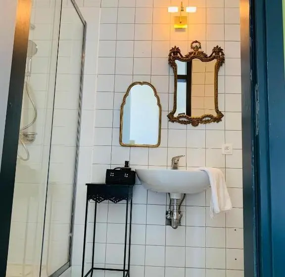 Classic Neljän Hengen Huone, De Lotuspoort Met Mihr S B&b In De Abdij Van Bornem