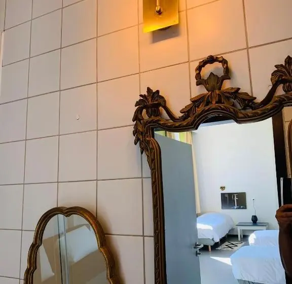 Classic Neljän Hengen Huone, De Lotuspoort Met Mihr S B&b In De Abdij Van Bornem
