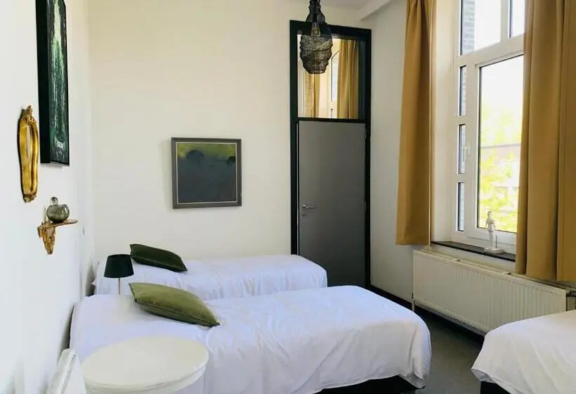 Classic Kolmen Hengen Huone, De Lotuspoort Met Mihr S B&b In De Abdij Van Bornem