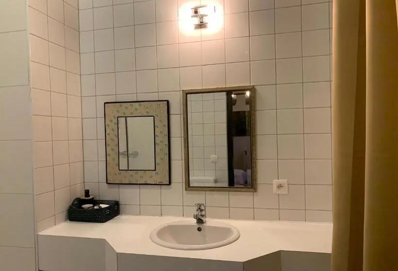 Classic Kolmen Hengen Huone, De Lotuspoort Met Mihr S B&b In De Abdij Van Bornem