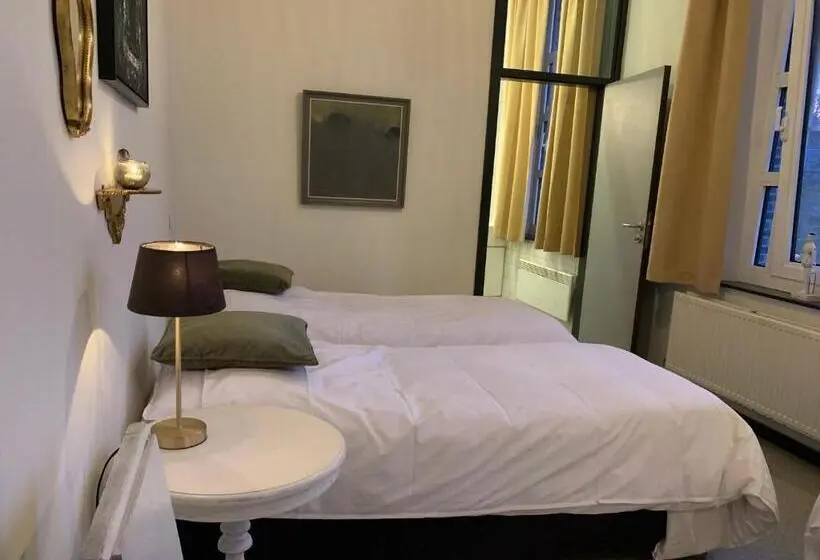 Classic Kolmen Hengen Huone, De Lotuspoort Met Mihr S B&b In De Abdij Van Bornem