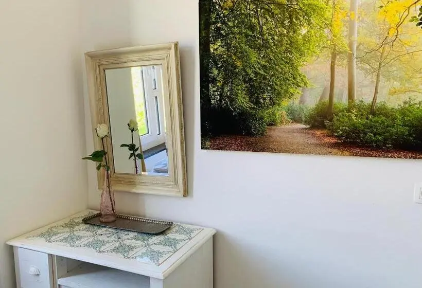 Classic Kolmen Hengen Huone, De Lotuspoort Met Mihr S B&b In De Abdij Van Bornem