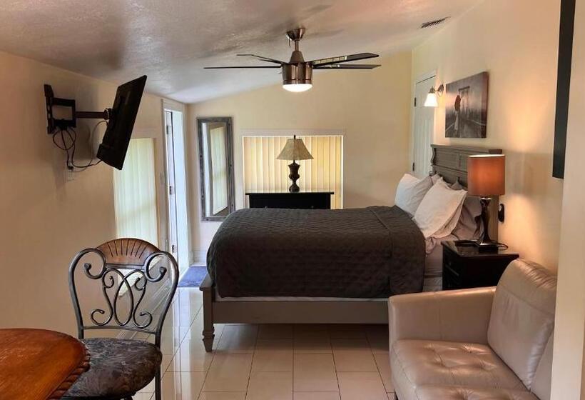 豪华工作室, Billy S Resort Clothing Optional  Men Only   Solo Hombres