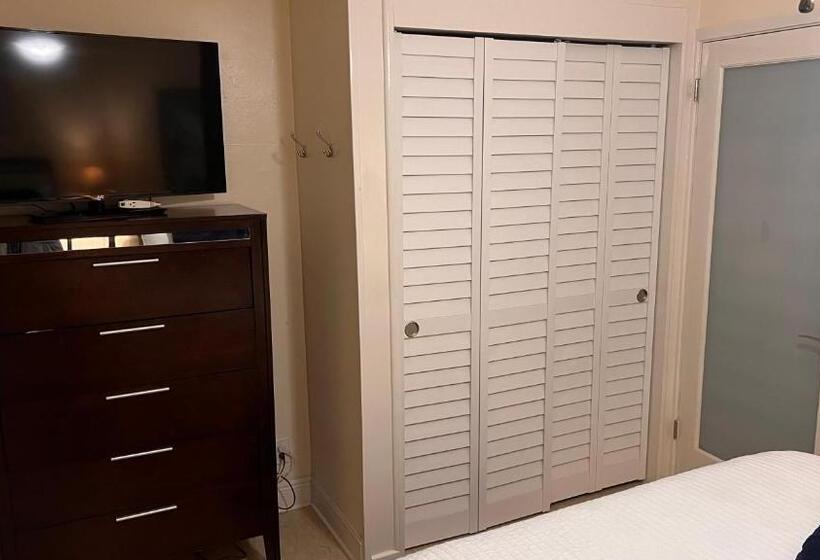 标准间, Billy S Resort Clothing Optional  Men Only   Solo Hombres