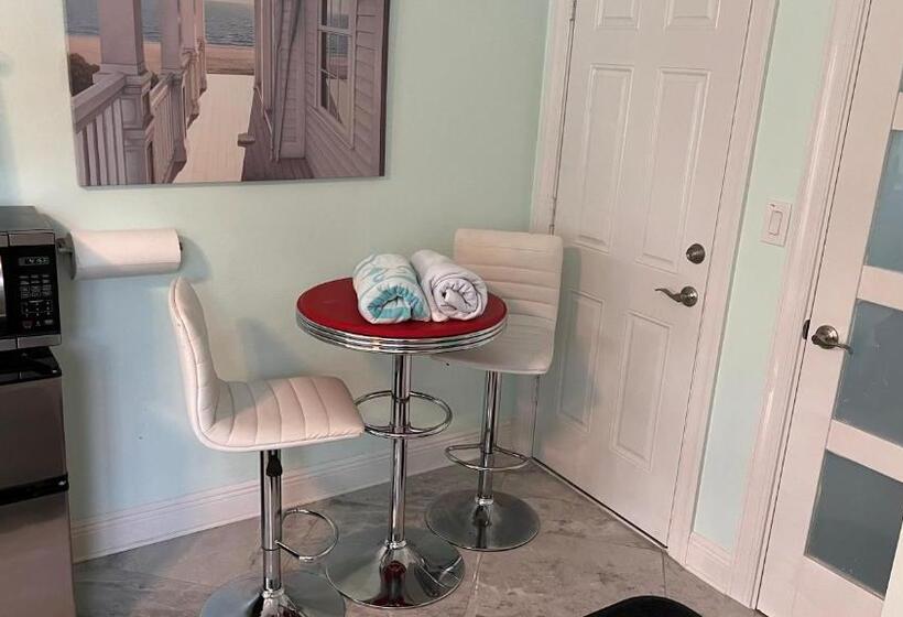 带大床的豪华间, Billy S Resort Clothing Optional  Men Only   Solo Hombres