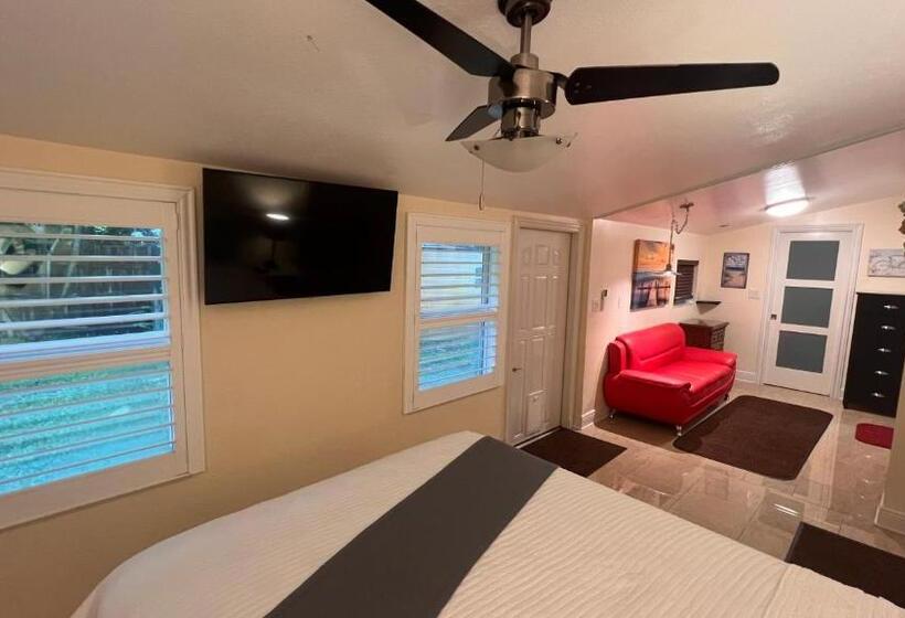 豪华房间, Billy S Resort Clothing Optional  Men Only   Solo Hombres