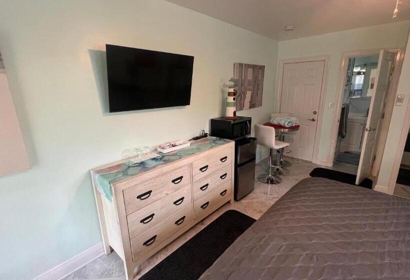 带大床的豪华间, Billy S Resort Clothing Optional  Men Only   Solo Hombres