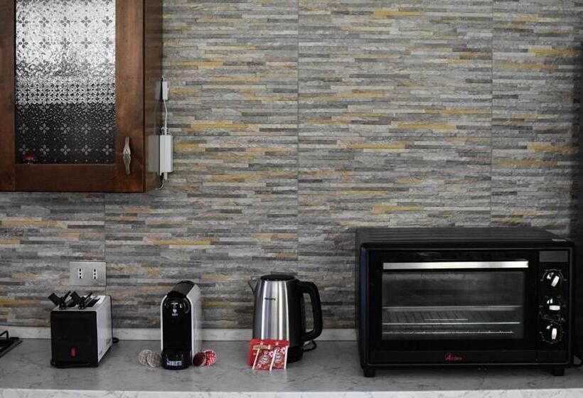 اتاق استاندارد با چشم‌انداز باغ, The Lover House