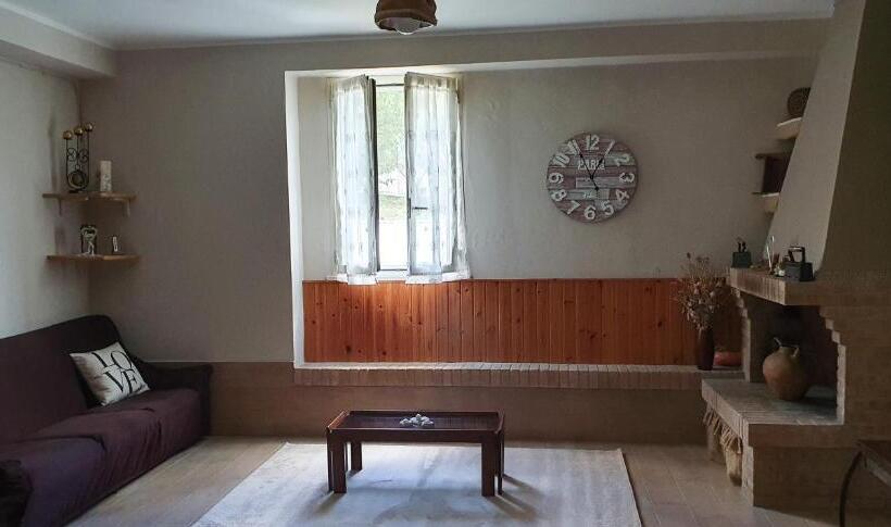 اتاق استاندارد با چشم‌انداز باغ, The Lover House