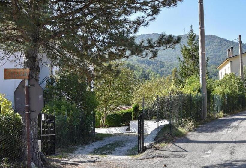 اتاق استاندارد با چشم‌انداز باغ, The Lover House