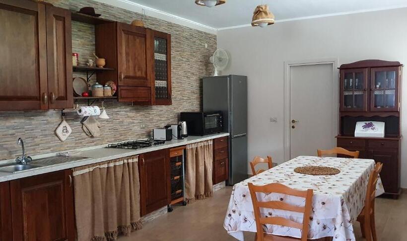 اتاق استاندارد با چشم‌انداز باغ, The Lover House